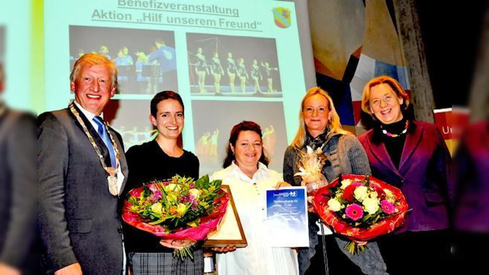 V. li.: Bürgermeister Schwarz, Dina Roos, Manuela Ortmann von AKB, die eine Urkunde überreichte, Karin Bauer und Landrätin Rumschöttel.	 (Foto: U. Baumgart)