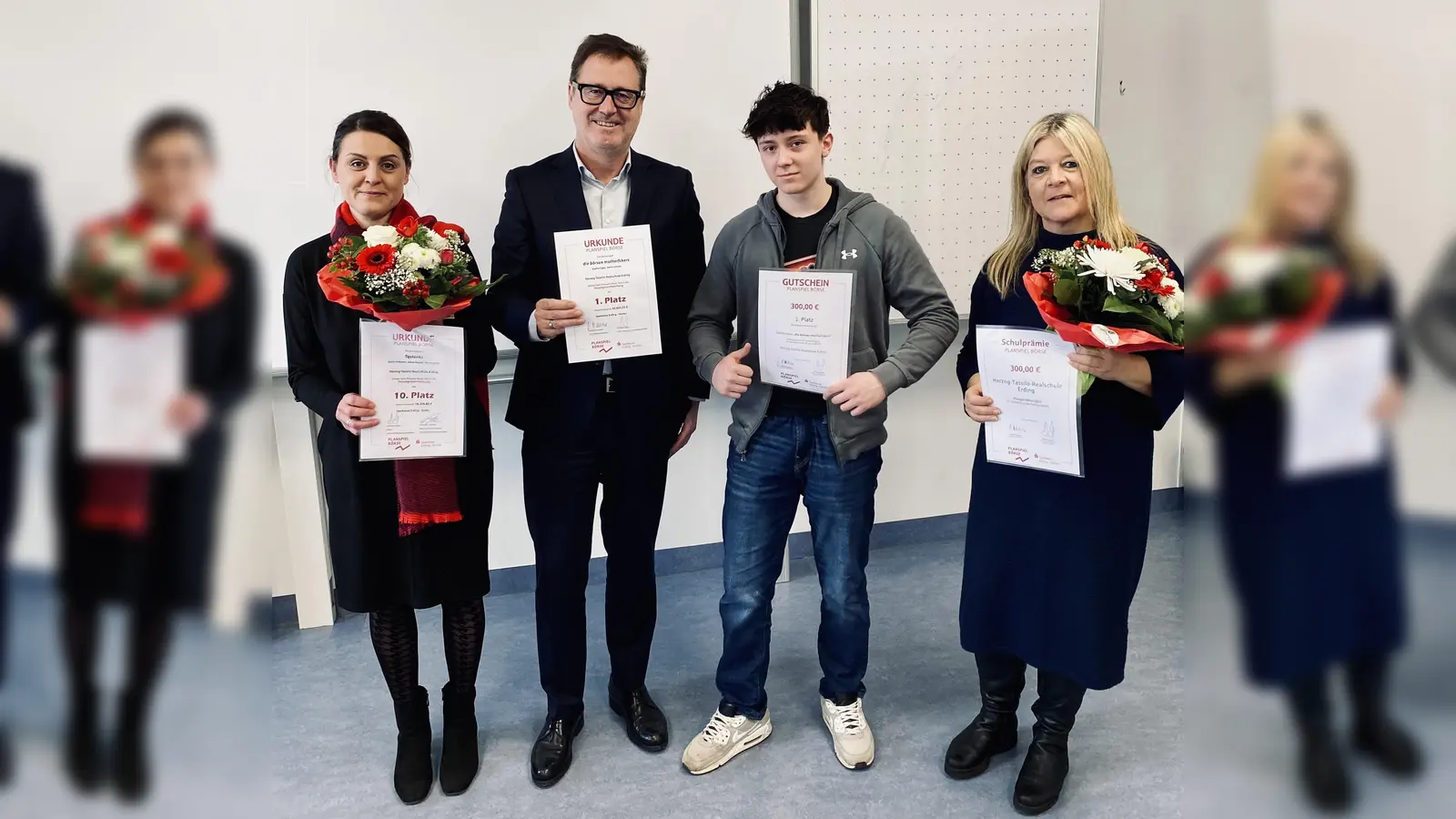 Fachvorständin Wirtschaft Alexandra Veit, Vorstandsvorsitzender Joachim Sommer mit Landkreis-Sieger Devin Schmid und Rektorin Judith Heugel. Nicht im Bild: Landkreis-Siegerin Sophia Egger (v.l.) (Foto: Sparkasse)