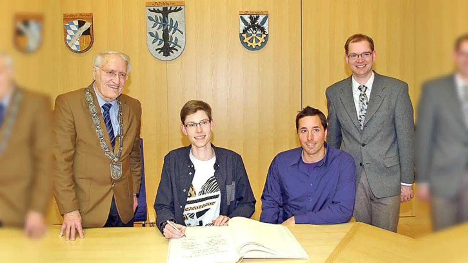 Aschheims 1. Bürgermeister Helmut J. Englmann (links) und Christian Schürer von der Gemeinde Aschheim (rechts) ehrten Tobias Potye (2. von links) und Patrick Bussler. 	 (Foto: Gemeinde Aschheim)