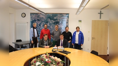 Landrat Martin Bayerstorfer hat in Anwesenheit von Kirchbergs Bürgermeister Johann Grandinger vier Vereinbarungen unterzeichnet, so dass der Landkreis nun das Recht hat, 41 Linden nachzupflanzen.  (Foto: Landratsamt)