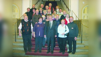 Die Pasinger Gartler zusammen mit Otmar Bernhard (Mitte) im Bayerischen Landtag. (Foto: pi)