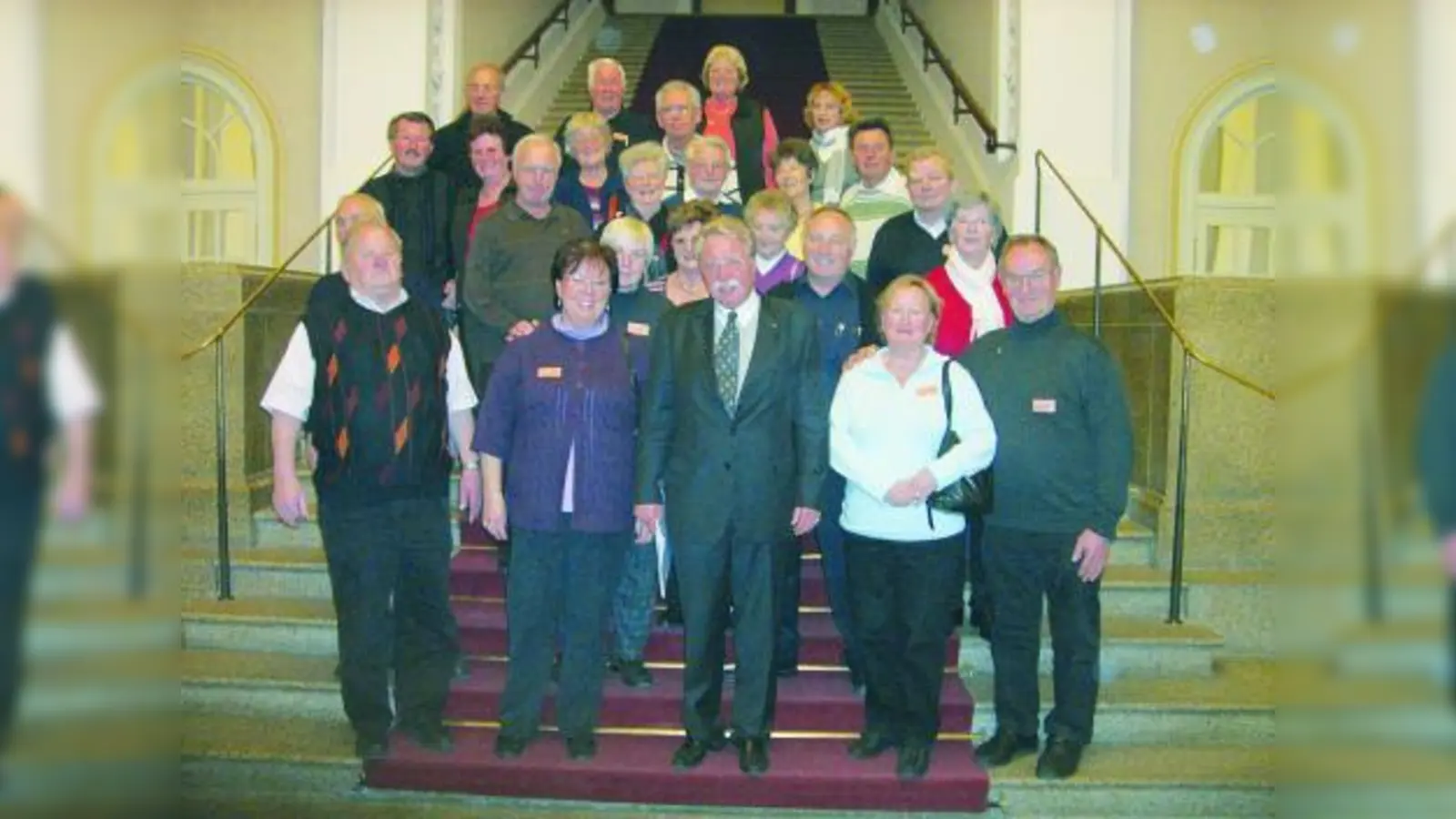 Die Pasinger Gartler zusammen mit Otmar Bernhard (Mitte) im Bayerischen Landtag. (Foto: pi)