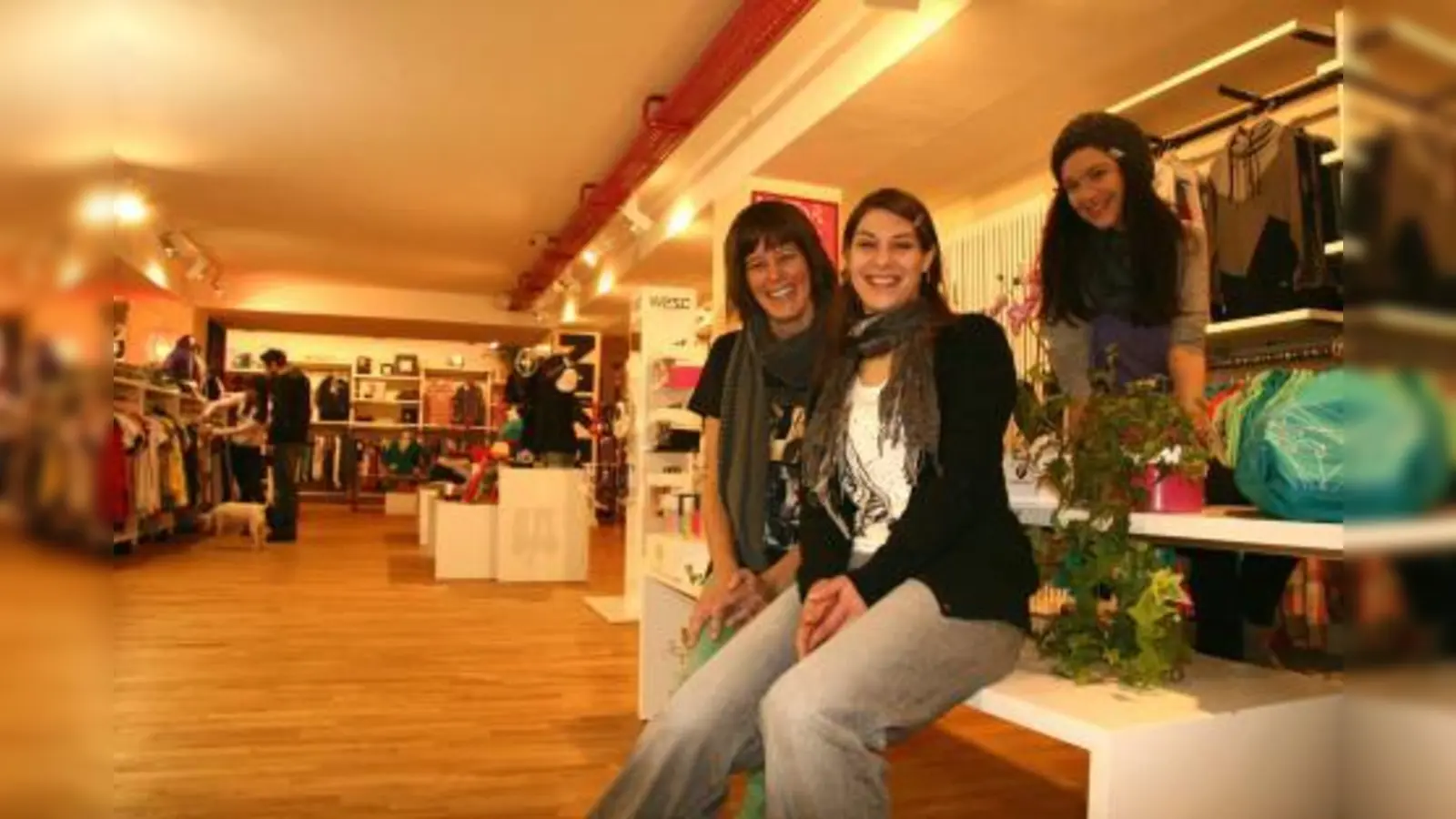 „Wir bieten Wohlfühlmode, die strapazierfähig ist und trotzdem gut aussieht.“ V.l.: Tatjana Bruss mit Shopmanagerin Anja Ulmer und Ira Sluyterman. (Foto: US)