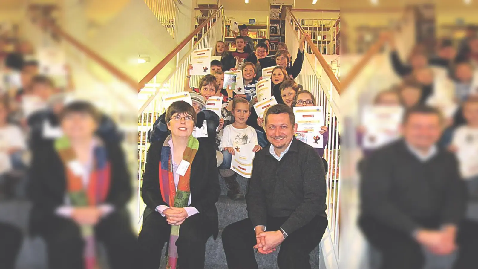 Stolz präsentieren die Antolin-Kinder ihre Urkunden und Buchpreise, die ihnen Bürgermeister Klaus ­Korneder und Leiterin der Gemeindebücherei Sabine Dunker überreicht haben.	 (Foto: Privat)