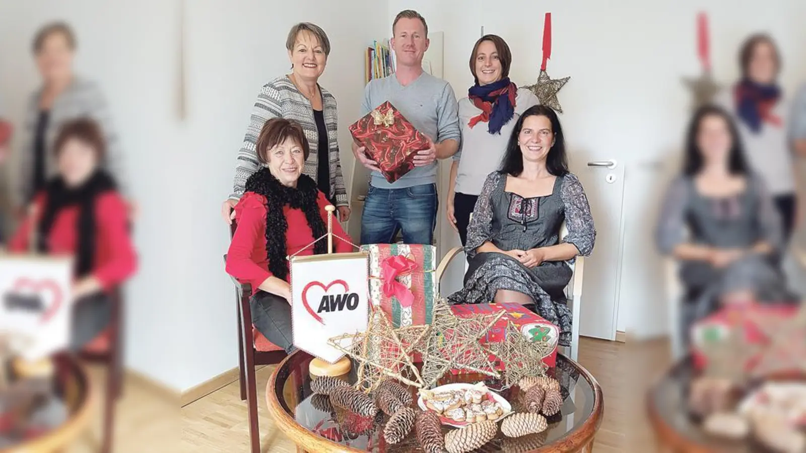 Freuen sich über viele schöne Päckchen: (v.l. sitzend) Christa Baron und Elke Schiller, (v. l. stehend) Kerstin Domabyl, Bernd Meßner und Elke Meßner.	 (Foto: AWO)
