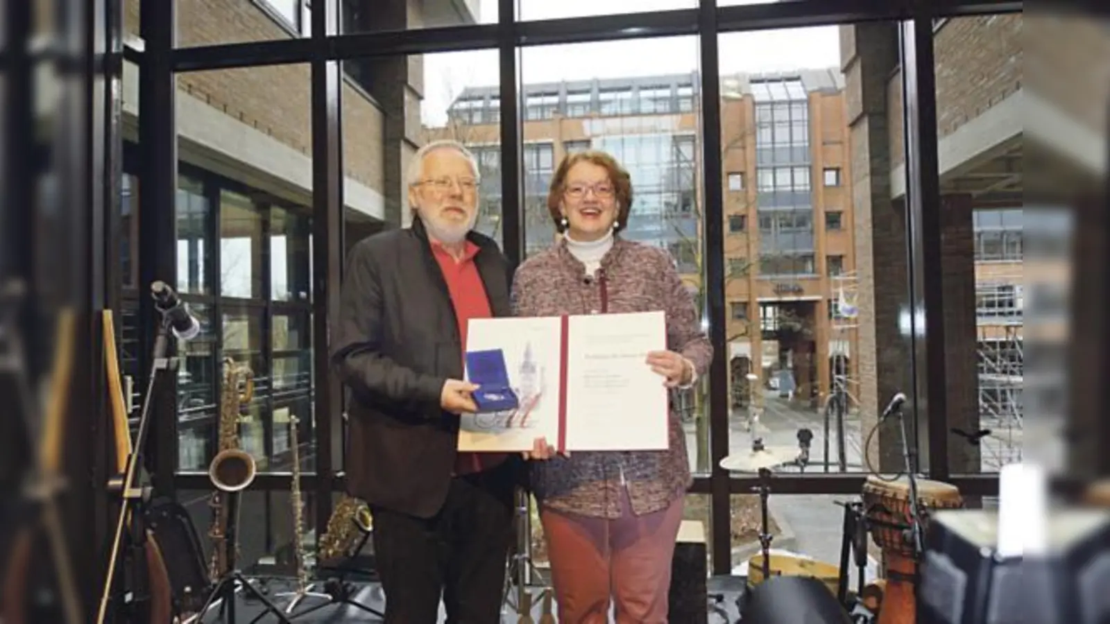 »München leuchtet«: Bürgermeisterin Christine Strobl zeichnet Heiner Keupp aus. 	 (Foto: K. Baumgartner/LH München)