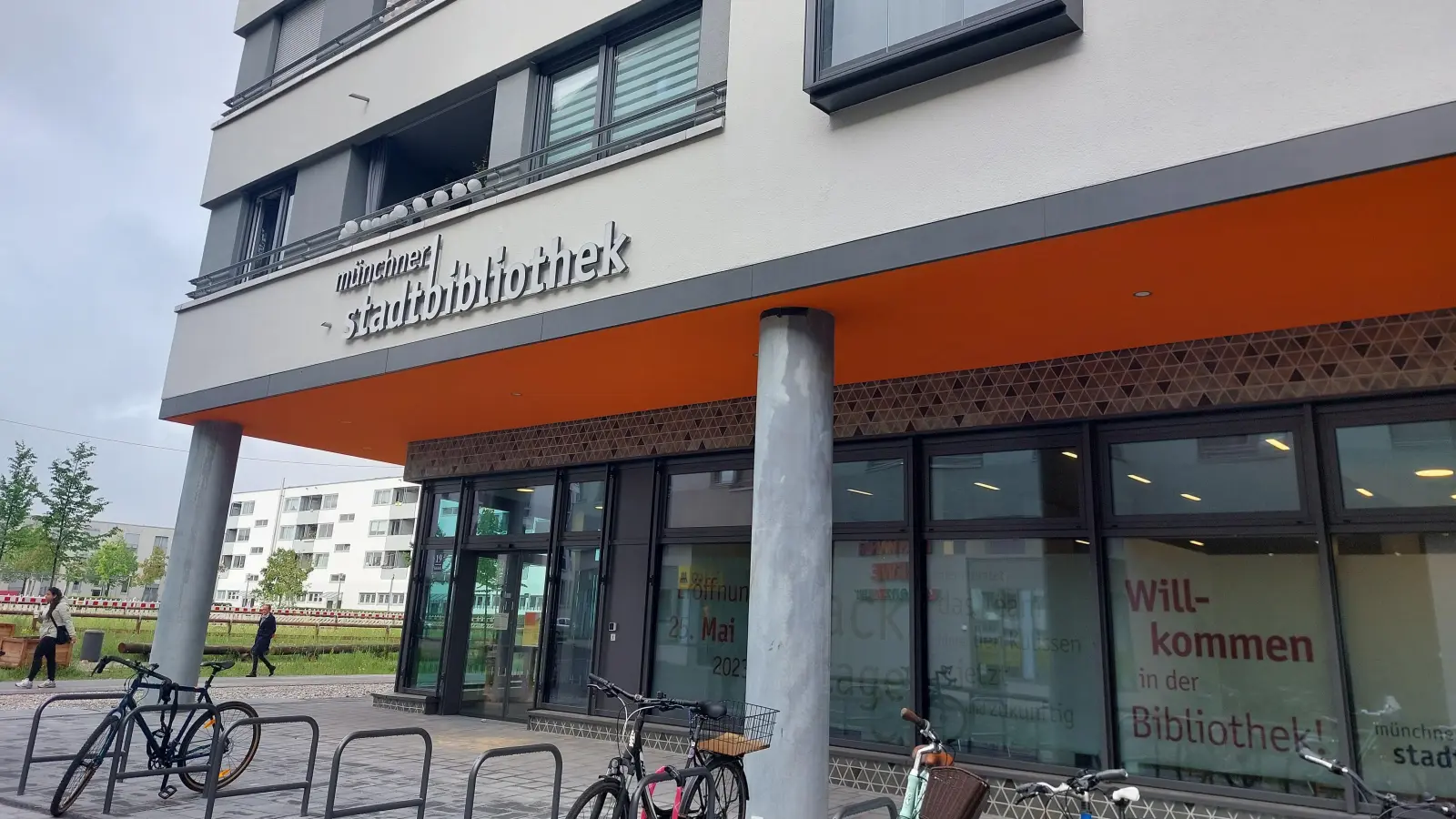 Die Stadtbibliothek Riem am Elisabeth-Castonier-Platz besteht seit Mai 2023. (Foto: bas)