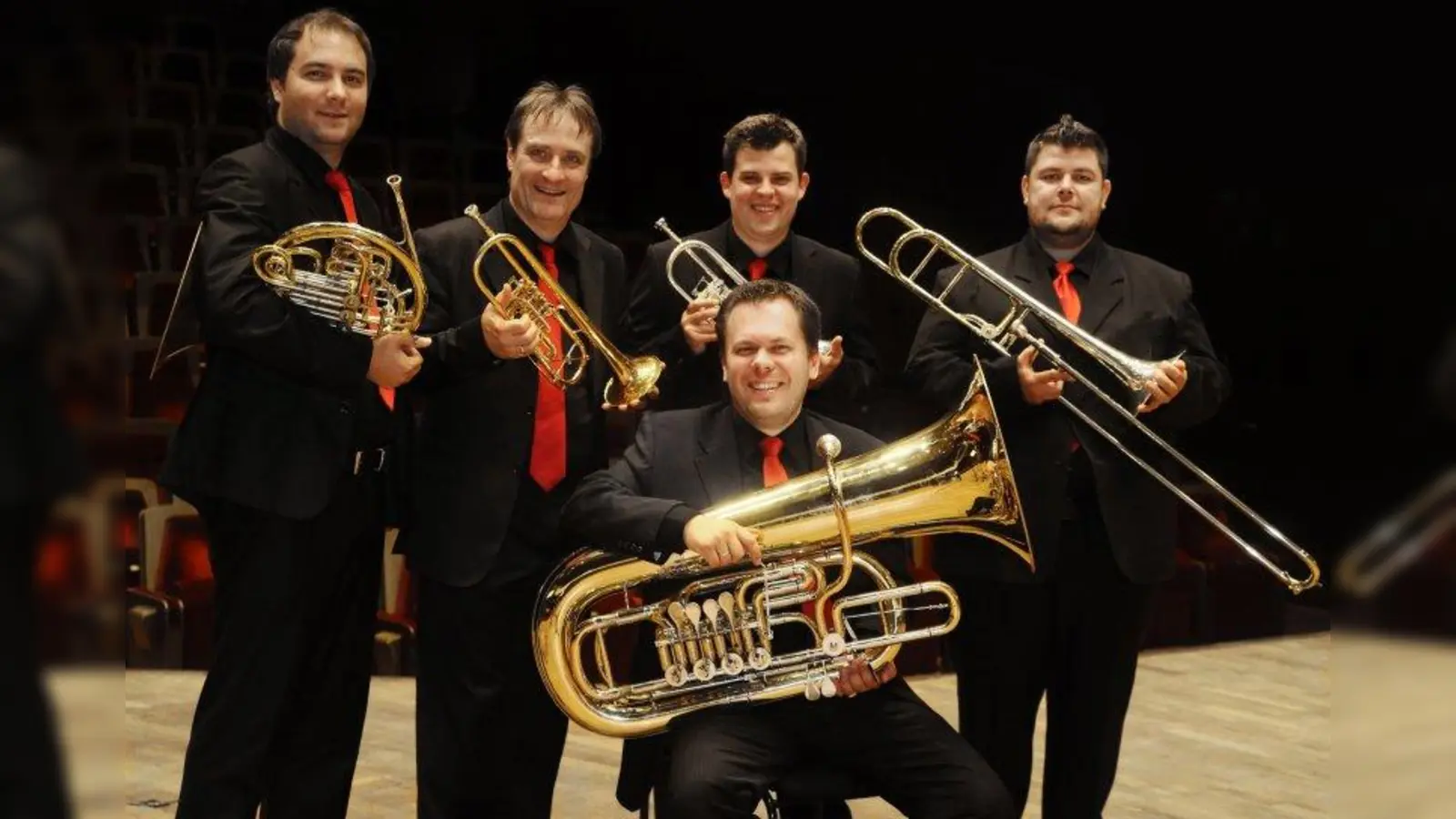 Präsentieren in Schloss Fürstenried ihre neue CD „Rendezvous de la musique”: die fünf Musiker von „Classic Brass”. (Foto: Kerstin Kummer/Leipzig)