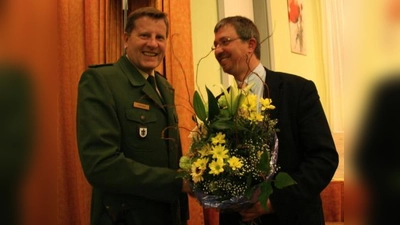 Im Laufe der kommenden Monate wird Klaus Hoffmann, Chef der Pasinger Polizeiinspektion, pensioniert. Christian Müller überreichte ihm Blumen als Dankeschön für die stets gute Zusammenarbeit zwischen dem BA und der Polizei. (Foto: US)