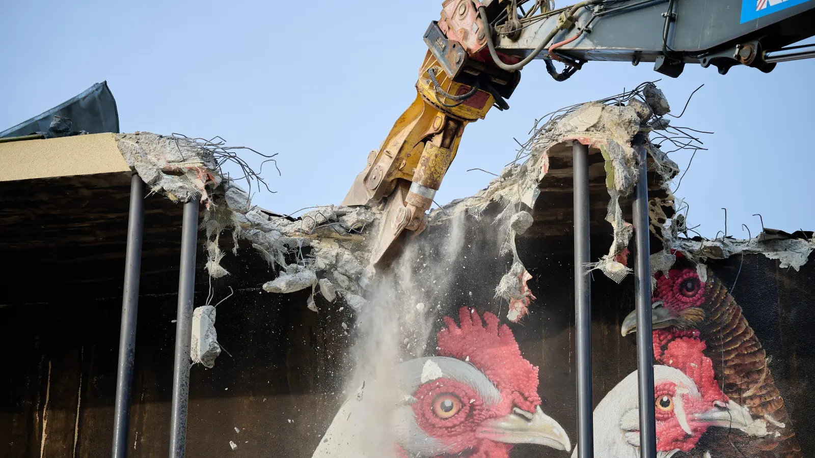 Die „Perle“ in der Agnes-Bernauer-Straße 51 wurde bis Mai 2024 noch als Kunst- und Kulturlokation zwischengenutzt und dann abgerissen. Jetzt wird der Grundstein für ein neues Wohnprojekt gelegt. (Foto: Urban Progress)