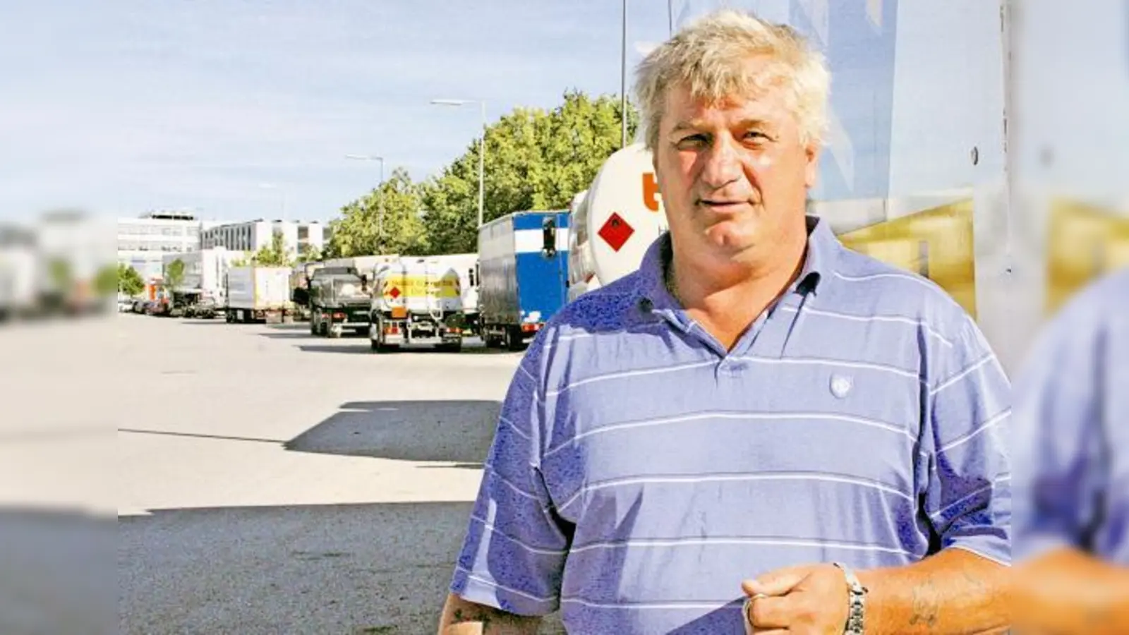 Lkw, die in zweiter Reihe parken, sind für Brummi-Fahrer Manfred Winklhofer ein notwendiges Übel: Durch die vielen abgestellten Schrottlaster sind an der Detmoldstraße keine regulären Parkplätze mehr frei.	 (Foto: ko)