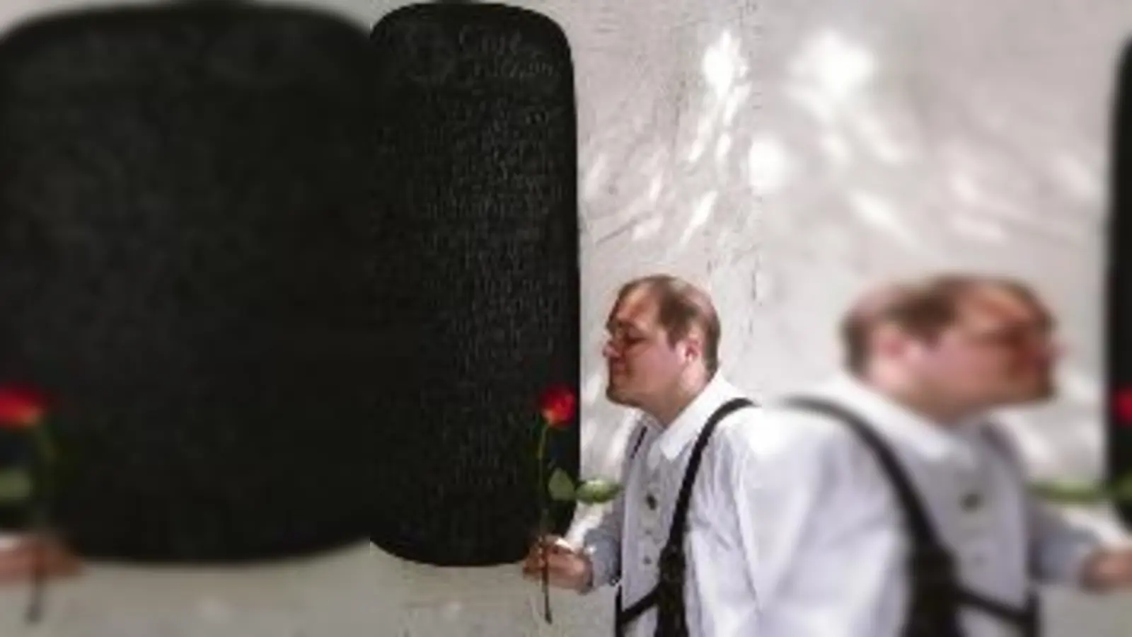 Eine Rose für Herrn Spitzweg &nbsp;Michael Weiser bei der Spitzweg-Gedenktafel am  (Sebastiansplatz.F.: VA)