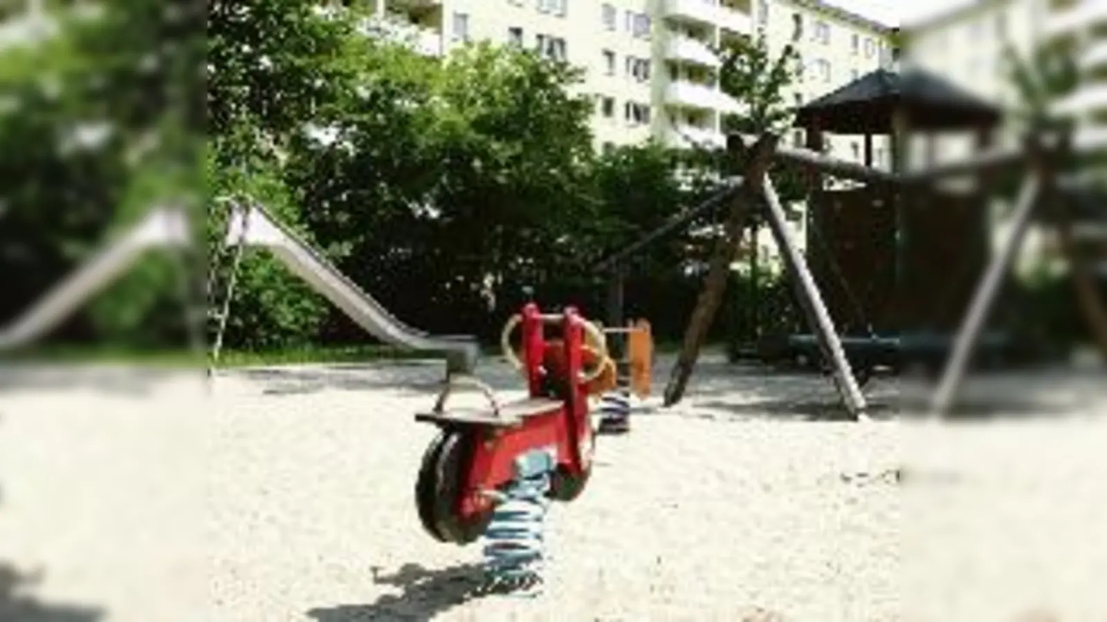 Der Spielplatz an der Buschingstraße bleibt die meiste Zeit am Tag verwaist. Laut einer vorläufigen Einigung der nachbarlichen Parteien dürfen bis zu acht Kinder zwischen 15 und 17 Uhr dort spielen.  (Foto: ko)