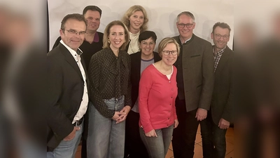 Markus Arnold, Martin Hofmann, Stephanie Burgmaier, Ramona Fruhner, Martina Engelmann, Elisabeth Riedlberger, Thomas Schwarzenberger, Josef Riedlberger (v. r.).  (Foto: CSU/Bezirk Dachau)