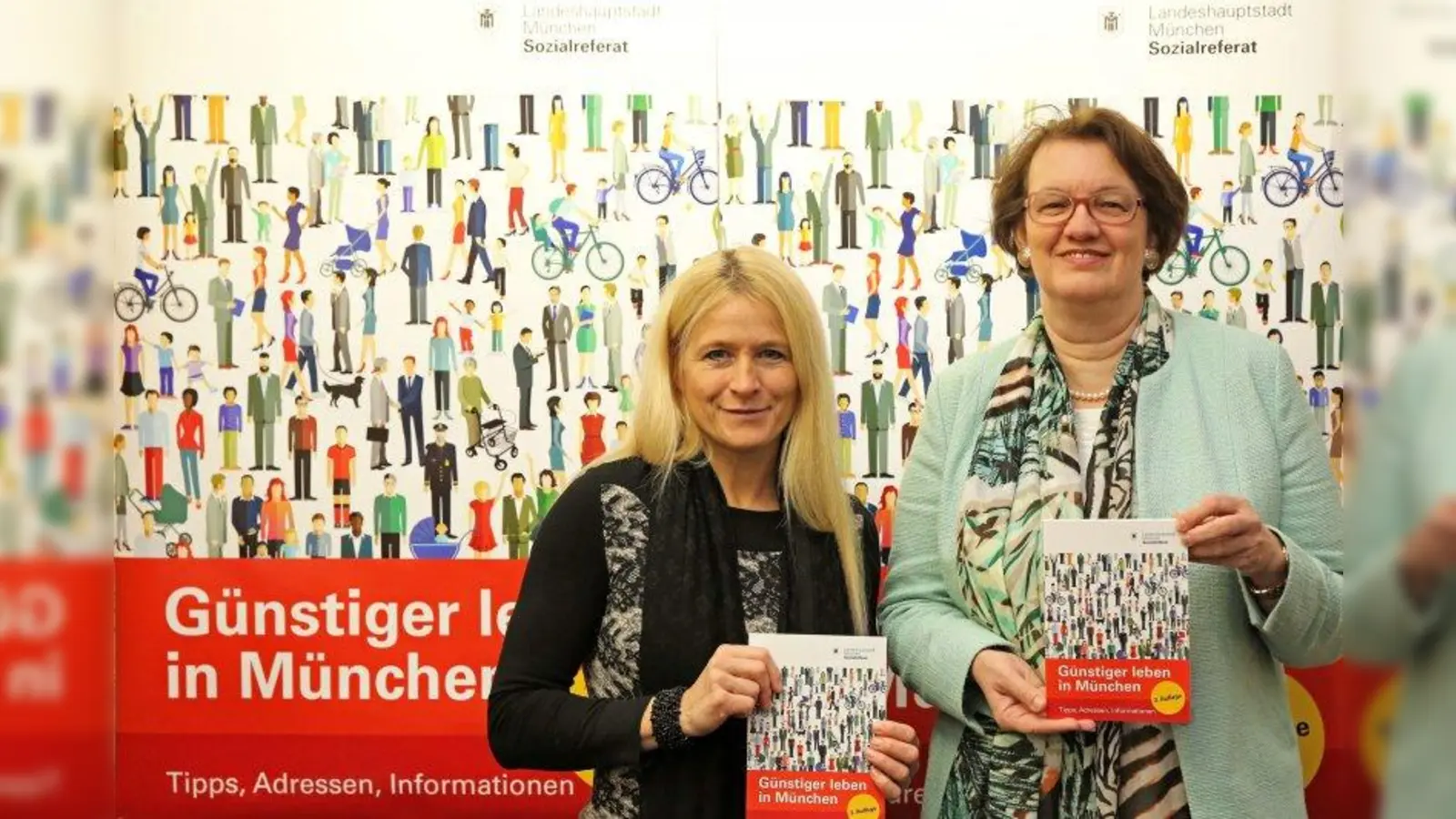 Bürgermeisterin Christine Strobl (rechts) und Sozialreferentin Dorothee Schiwy stellten die neue Auflage der Broschüre „Günstiger leben in München“ vor. (Foto: Landeshauptstadt München, Michael Nagy)