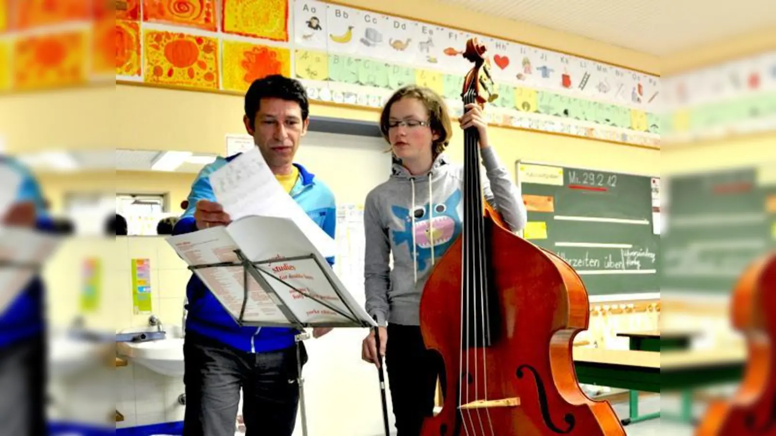 Johanna Remus (12) aus Zorneding bereitet sich zusammen mit ihrem Lehrer Robert Klinger auf den Wettbewerb im Fach Kontrabass vor. 	 (Foto: Sybille Föll)