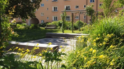 Der Hof dieser Wohnanlage in Pasing (Nusselstraße) wurde mit einem Preis für seine vorbildliche Grüngestaltung ausgezeichnet .  (Foto: © Elke Kressirer)