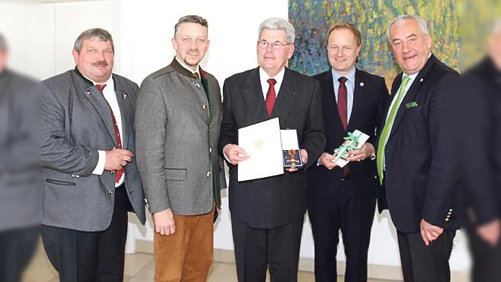Georg Reitsberger, Thomas Huber, Heinz Gerrits,  Robert Niedergesäß und Ludwig Spaenle (v. li.) bei der offiziellen Ordensübergabe. 	 	 (Foto: Pedro W. Hornung, Fotoagentur München)