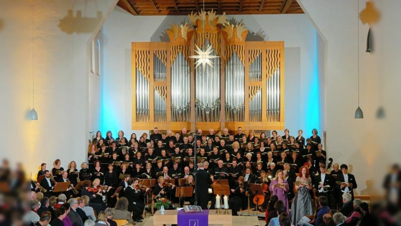 Der Chor der Himmelfahrtskirche beim Weihnachtsoratorium 2011. (Foto: Klaus Geitner)