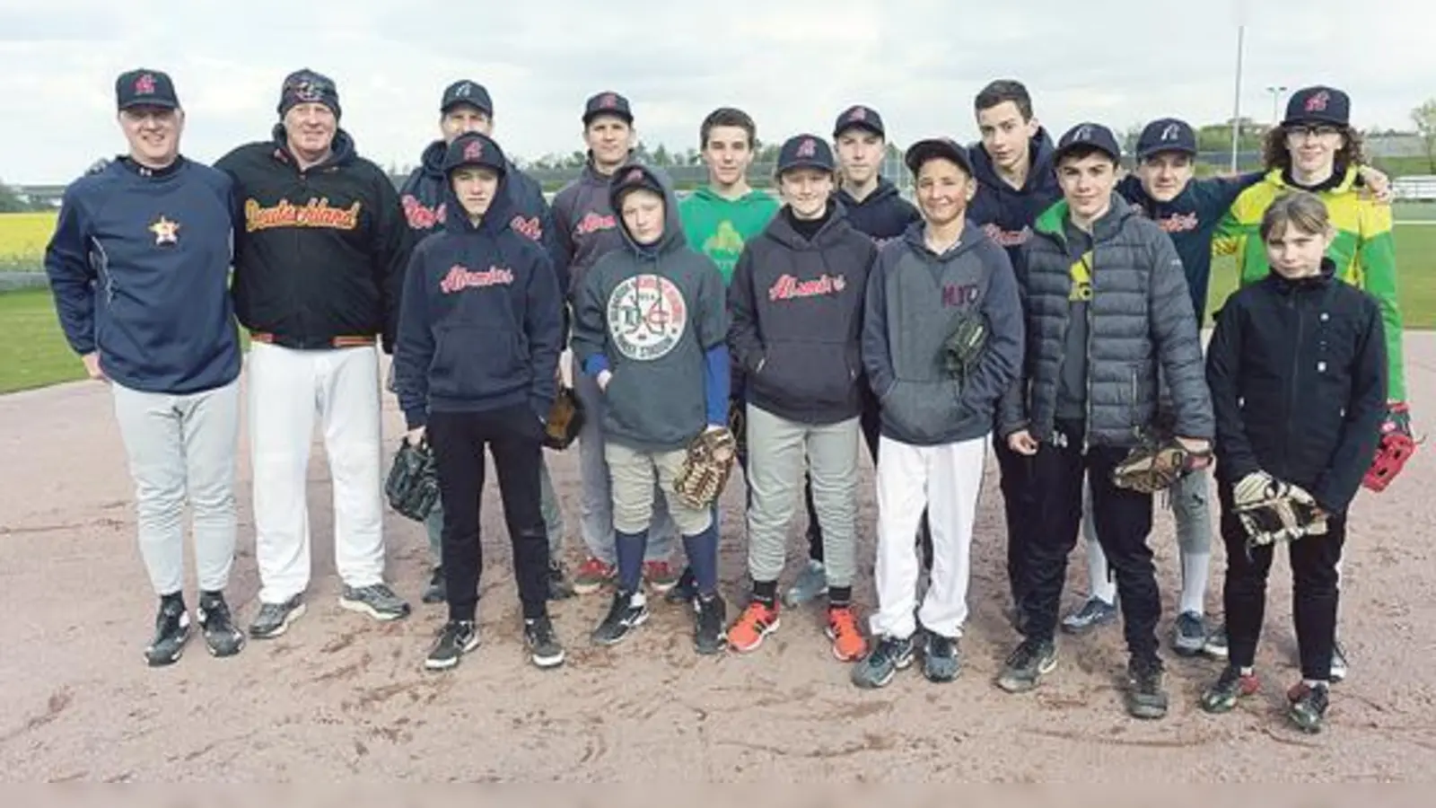 Die Garching Atomics Jugend mit Bundestrainer Martin Helmig (zweiter v. li.) im Ferien- Trainingscamp.	 (Foto: Verein)