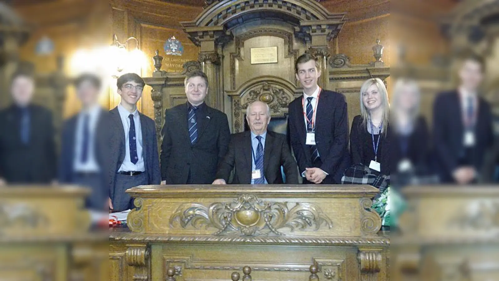 Philipp von der Wippel (2. v. re.) und seine Mitstreiter bekommen tatkräftige Unterstützung von Paul Woodruff (Mi.), Bürgermeister von Lancaster.  (Foto: phil)