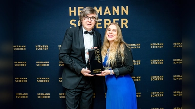 Britta Waizmann aus München-Moosach siegte beim internationalen Speaker Slam und erhielt den Excellence Award von Veranstalter Hermann Scherer. (Foto: Justin Bockey)