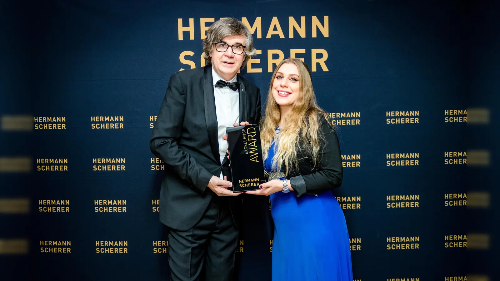 Britta Waizmann aus München-Moosach siegte beim internationalen Speaker Slam und erhielt den Excellence Award von Veranstalter Hermann Scherer. (Foto: Justin Bockey)