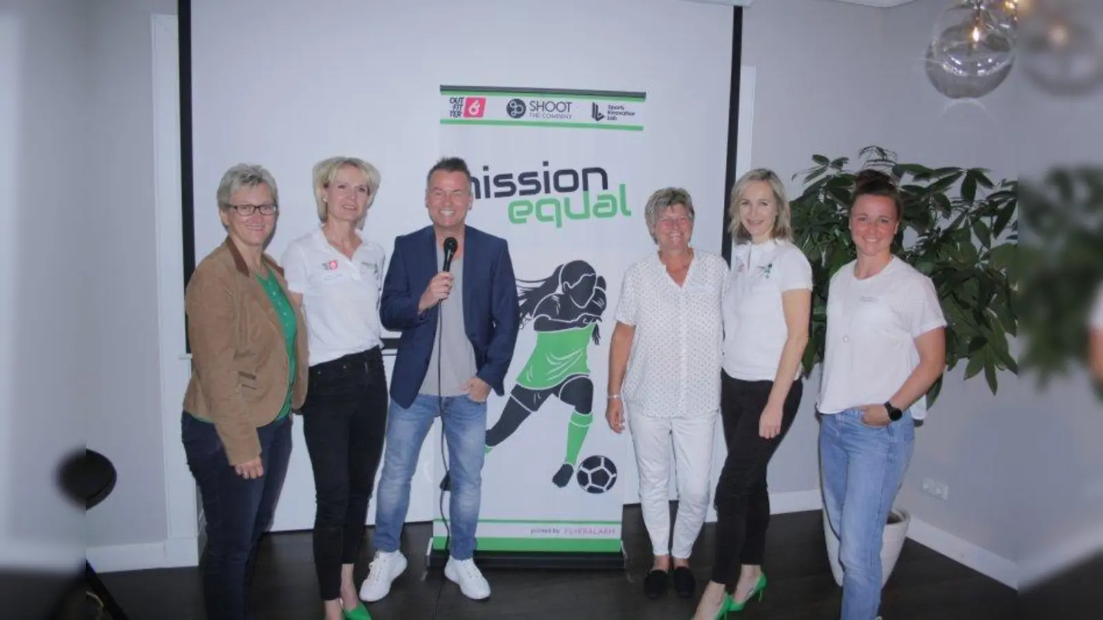 Sie wollen dem Frauenfußball zu der Wertschätzung verhelfen, die er verdient (von links): Silke Raml (BFV), Dagmar Specht (mission equal), Oliver Forster, Karin Danner (FCB), Svenja Grundl (mission equal) und Marina Hegering (FCB). (Foto: job)
