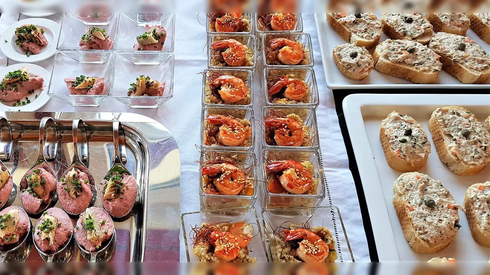 Für das Neuperland-Dinner werden lauter Köstlichkeiten vom Team vorbereitet.  (Foto: chk)