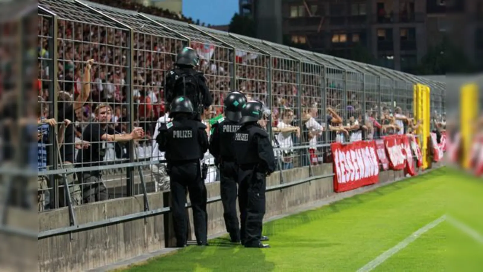 Volle Ränge beim Amateur-Derby im Grünwalder Stadion: Das Duell Bayern II gegen 1860 II ist für die Fans beider Lager ein besonderes Spiel.	 (Foto: kc)