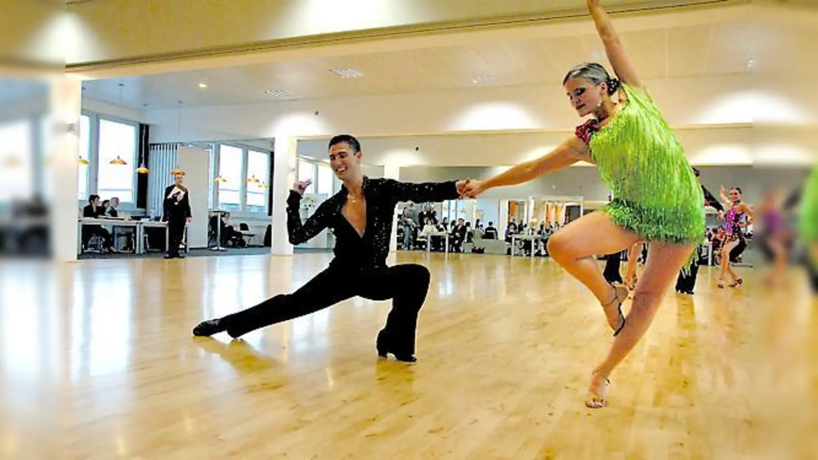 Adrian Fazekas und Valerie Hense gehen in der  A-Klasse für den TSC Savoy München in Taufkirchen an den Start. 	 (Foto: Kurt Genseleiter)