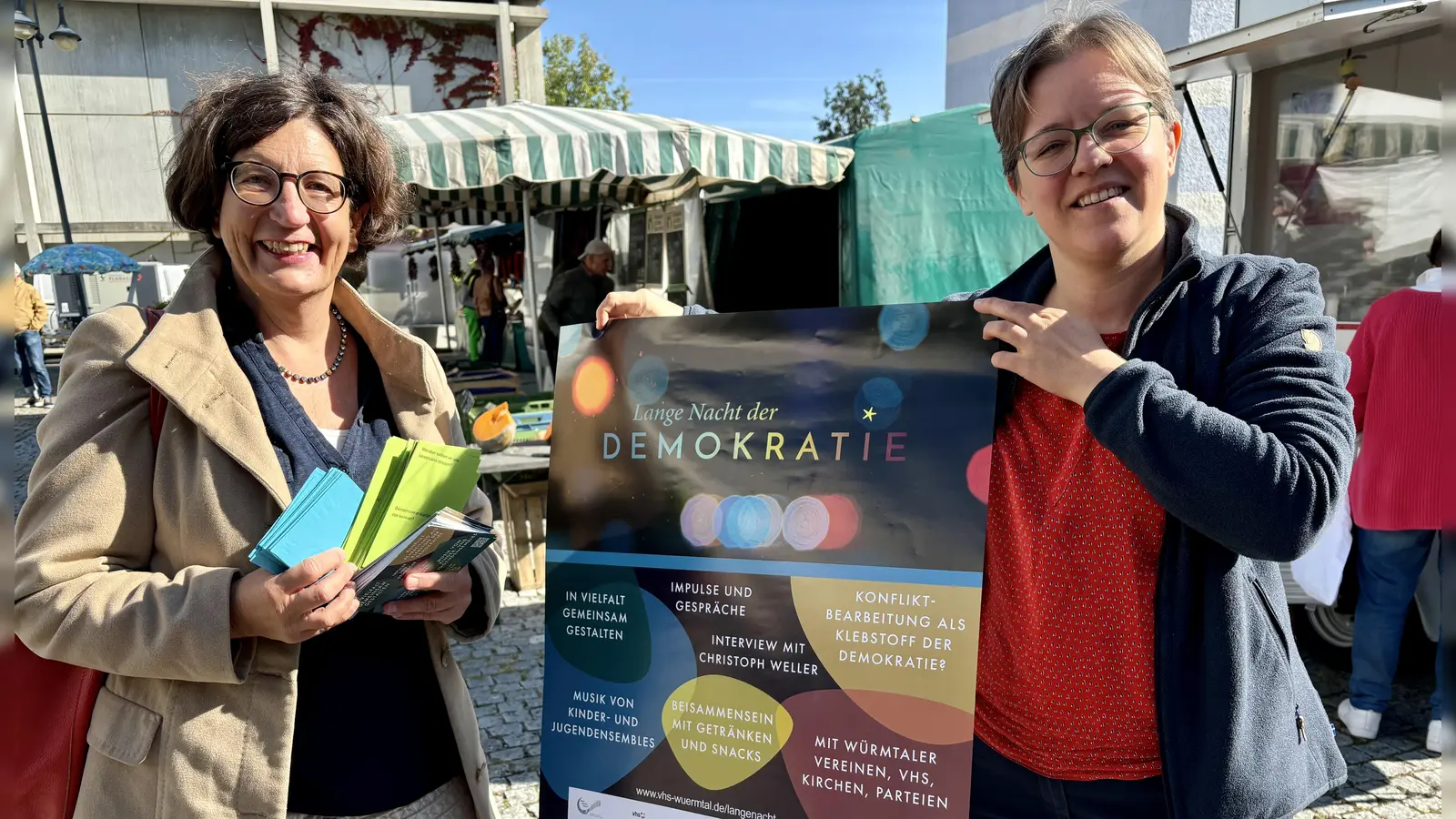 Julika Bake und Karola Albrecht von der VHS Würmtal (v.r.) geben das Programm der „Langen Nacht der Demokratie” bekannt. (Foto: Ulrike Seiffert)
