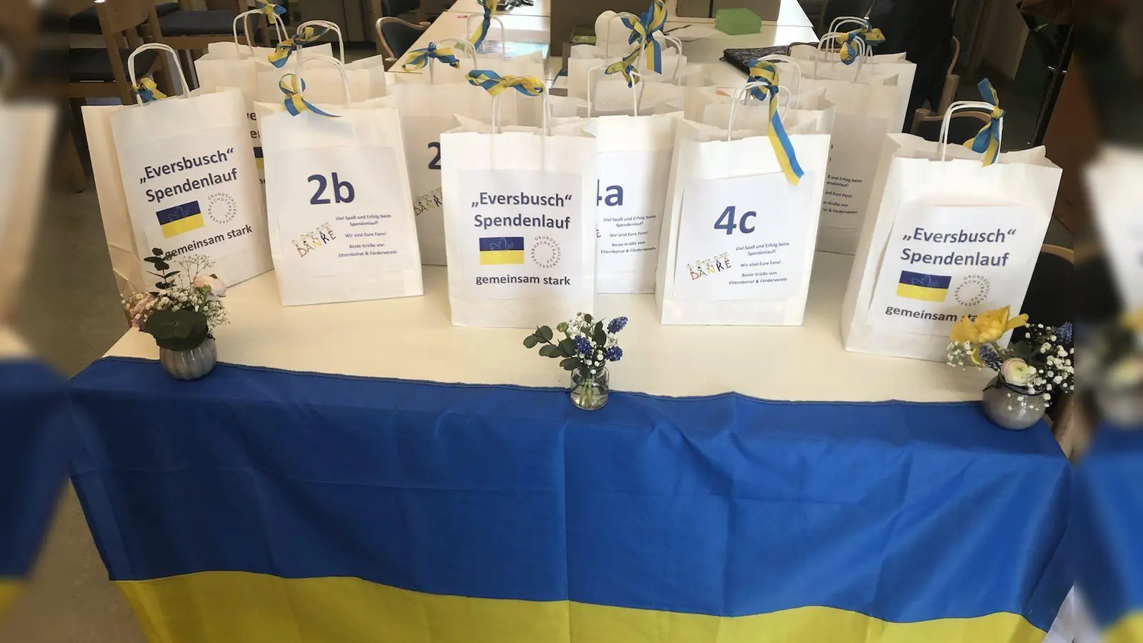 Viel Geld sammelte sich in den Unterstützungstüten für den Spendenlauf an. (Foto: Grundschule)