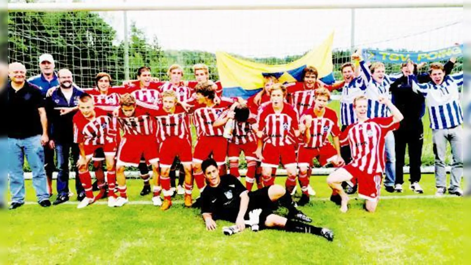 Super Saison: B 1-Junioren des TSV Poing steigen in die Bezirksoberliga auf.	 (Foto: Verein)