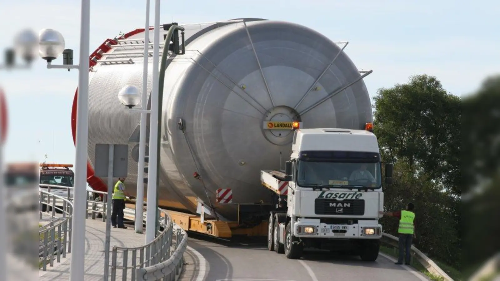 Eine logistische Herausforderung: Der Gärtank auf der Straße. (Foto: Paulaner Brauerei)