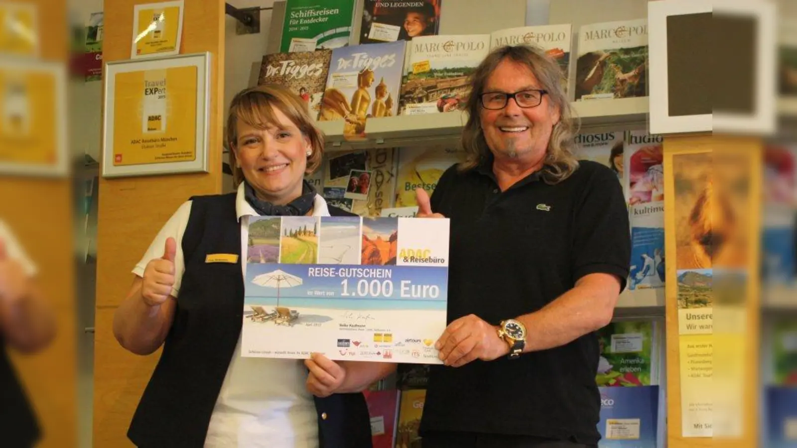 Eine Städtereise wartet: ADAC-Reise-Expertin Susanne Radosevic übergab Walter Schäfer den Reisegutschein. (Foto: ADAC)