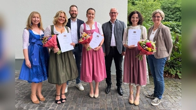 Laura-Marie Schmidt, Luzie Fella und Simone Aichler wurden mit dem Bayerischen Staatspreis ausgezeichnet. Im Bild von links: Die Leiterin der Berufsfachschule für Pflege der Starnberger Kliniken Daniela Matzke, Luzie Fella, der Pflegedirektor des Klinikums Starnberg Martin Endres, Simone Aichler, der stv. Ärztliche Direktor des Klinikums Starnberg Prof. Dr. Arnold Trupka, Laura-Marie Schmidt und die Geschäftsführerin des Klinikums Starnberg Jasmin Taube.  (Foto: Starnberger Kliniken))