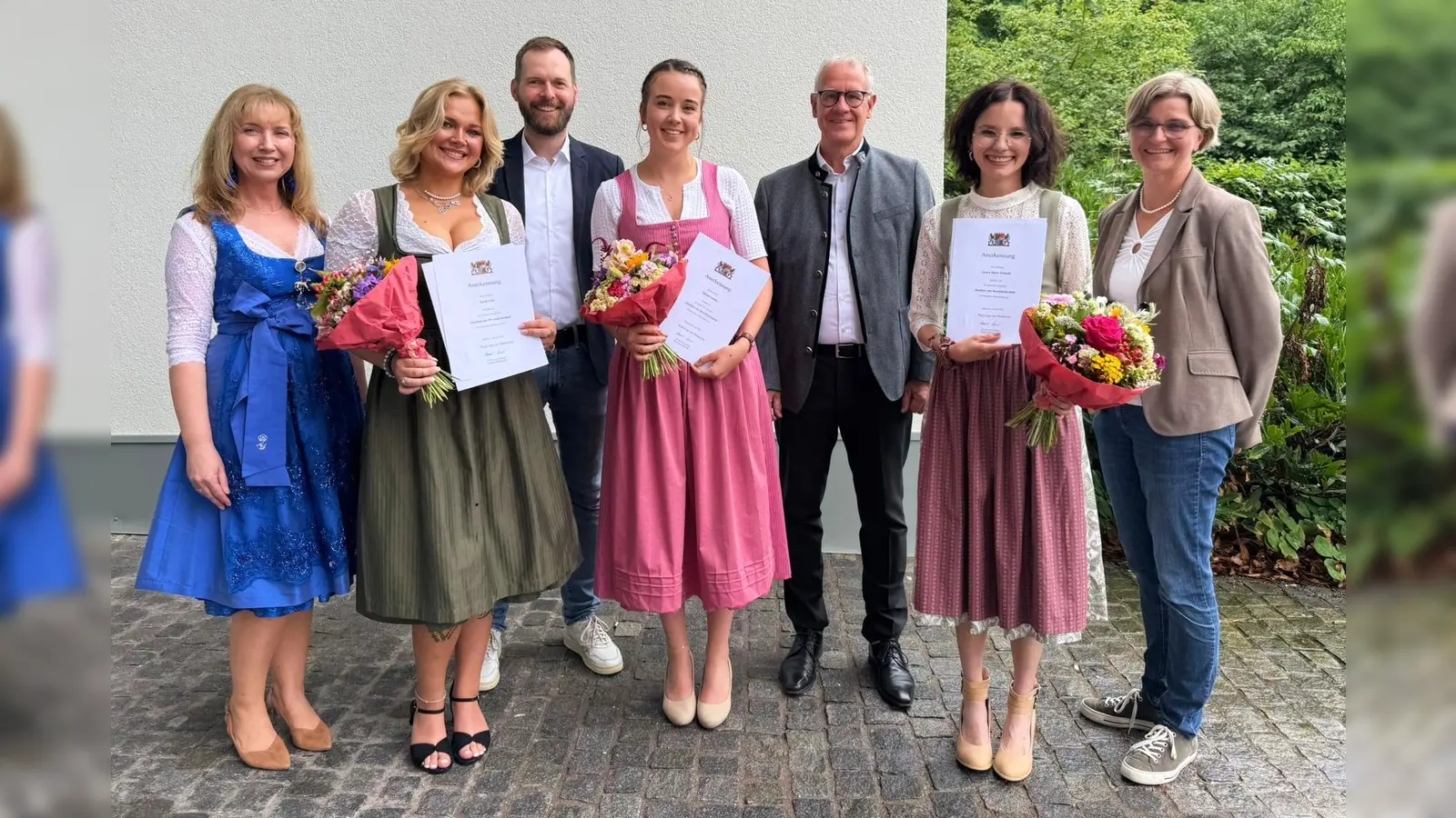 Laura-Marie Schmidt, Luzie Fella und Simone Aichler wurden mit dem Bayerischen Staatspreis ausgezeichnet. Im Bild von links: Die Leiterin der Berufsfachschule für Pflege der Starnberger Kliniken Daniela Matzke, Luzie Fella, der Pflegedirektor des Klinikums Starnberg Martin Endres, Simone Aichler, der stv. Ärztliche Direktor des Klinikums Starnberg Prof. Dr. Arnold Trupka, Laura-Marie Schmidt und die Geschäftsführerin des Klinikums Starnberg Jasmin Taube.  (Foto: Starnberger Kliniken))