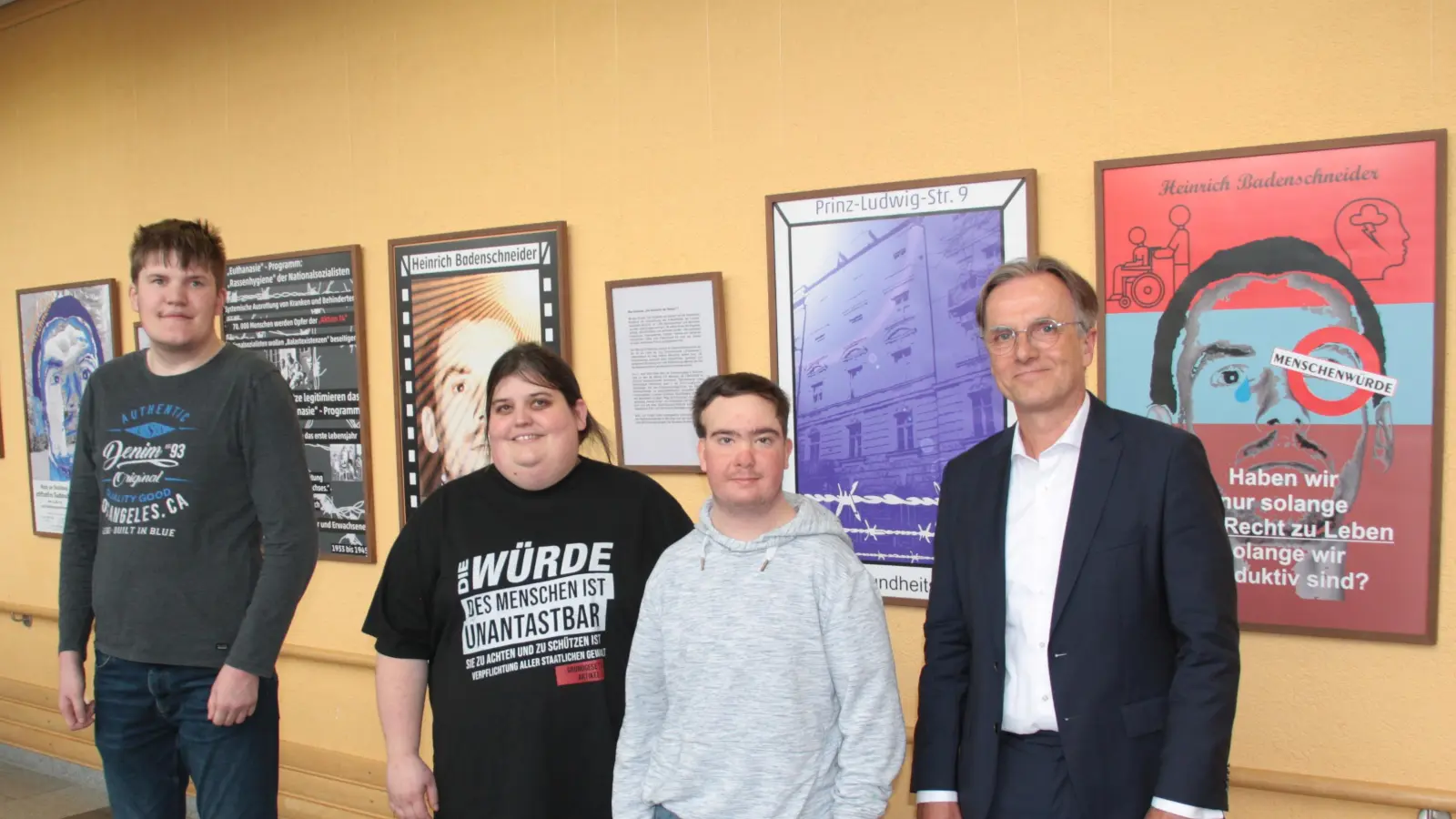 Philipp Stenzel, Anna Klinger und Moritz Lindermeier (von links) gestalteten die Ausstellung, die an Heinrich Badenschneider erinnert. Thomas Pape (rechts), Vorstandsvorsitzender bei der Stiftung ICP München, dankte den Auszubildenden für ihren Einsatz. (Foto: job)