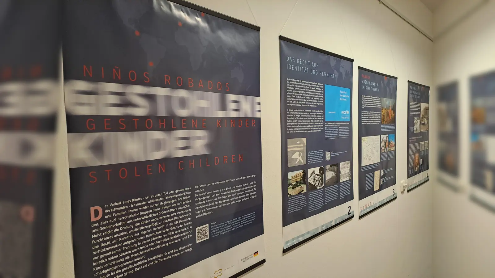 Die vhs Vaterstetten zeigt die bewegende Ausstellung: „Gestohlene Kinder” bis Februar 2025. (Foto: vhs Vaterstetten)