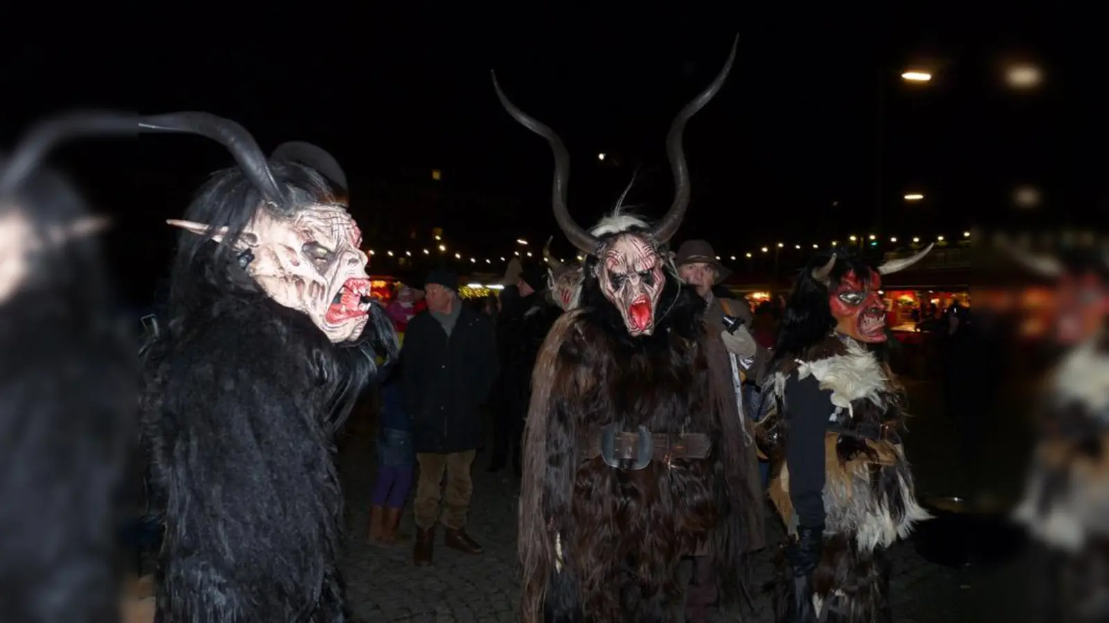 Perchtenlauf in Pasing: Am vierten Adventssamstag laufen die Chiemgauer Erzdeifel über den Markt. (Foto: pi)