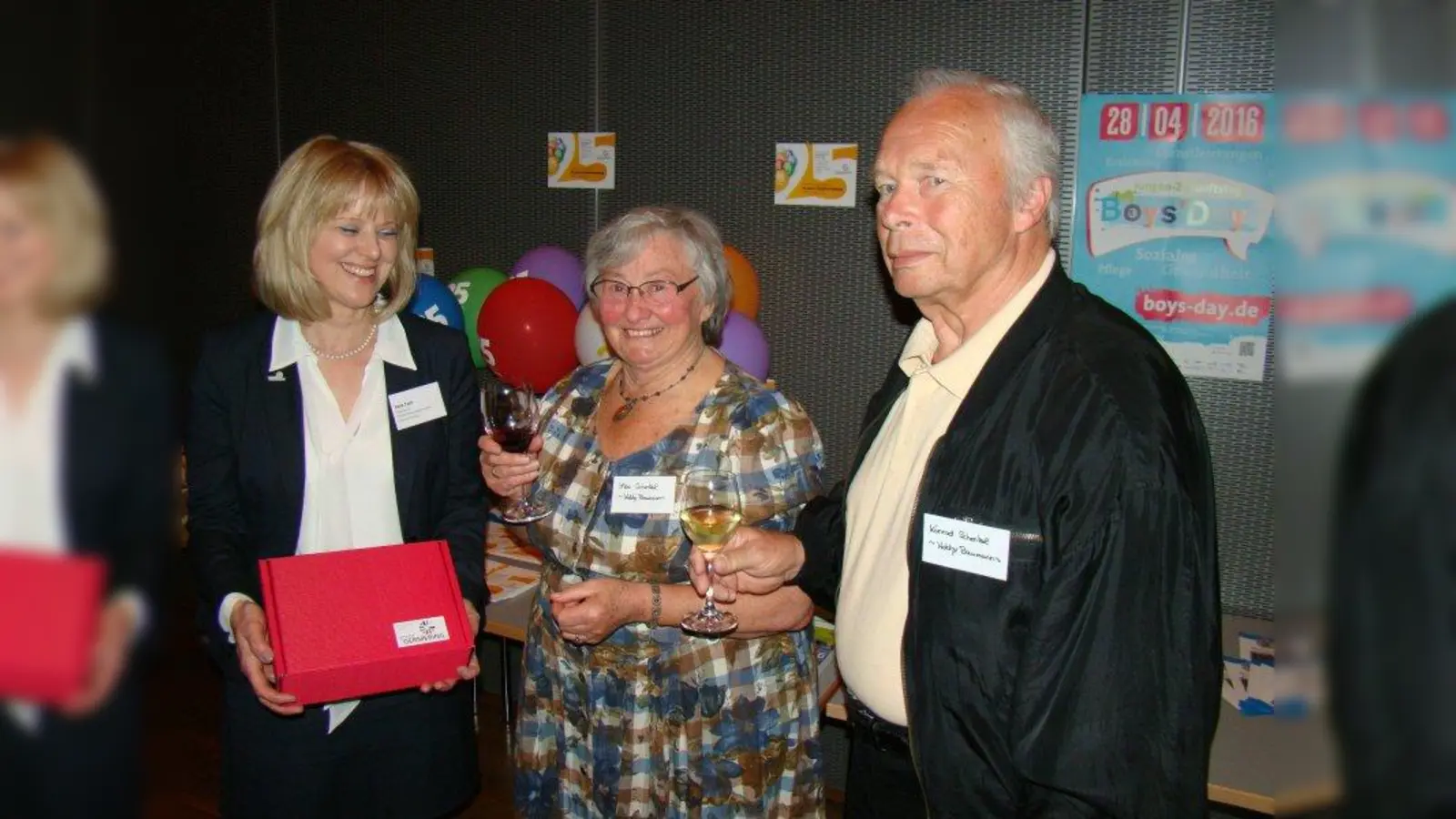 Petra Tech (l.) gratuliert Ilka und Konrad Schenkel für 50 Jahre Hobby Baumann. (Foto: pst)