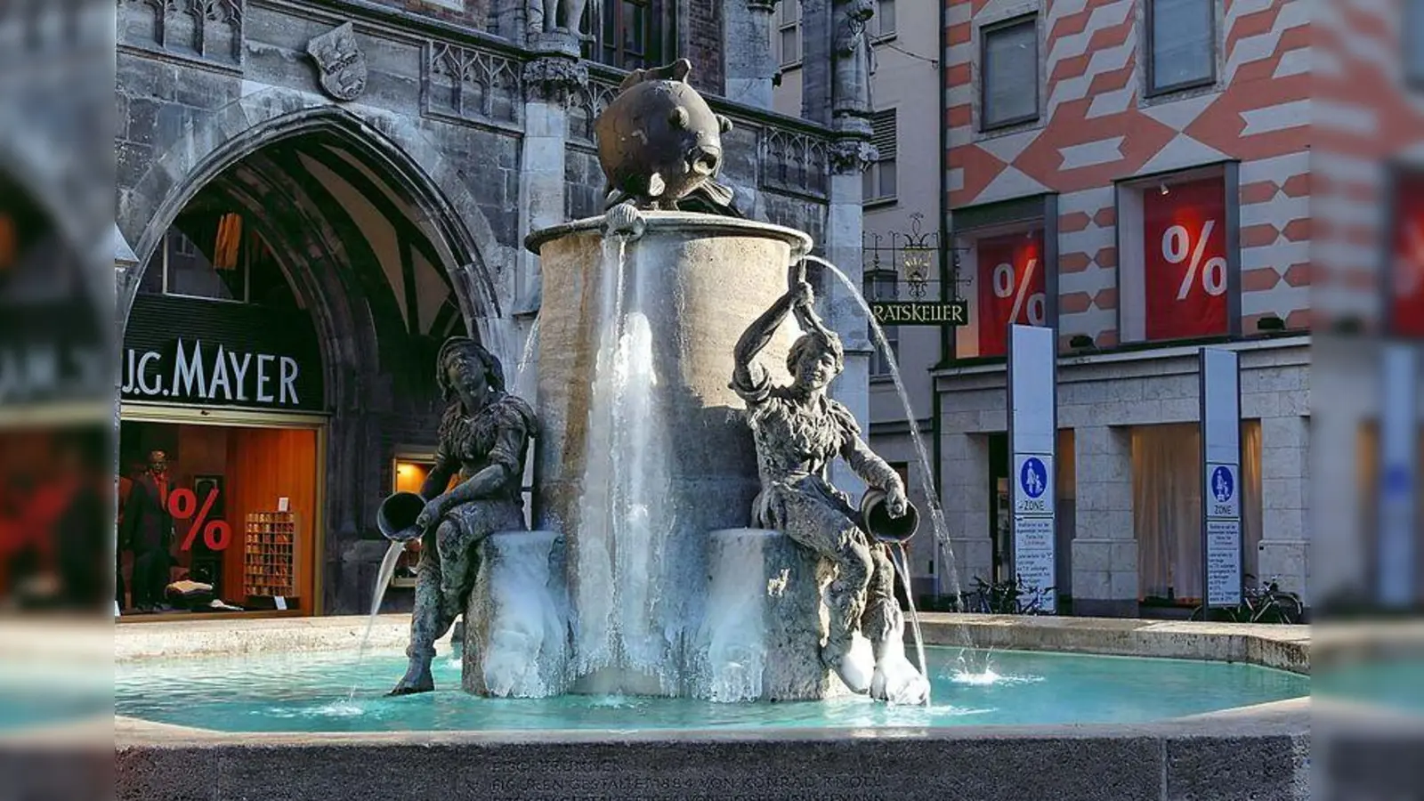 Fast alle der rund 190 betreuten Brunnen werden in der kalten Jahreszeit stillgelegt. Ausnahmen sind unter anderem der Fischbrunnen am Marienplatz, die Brunnen am Viktualienmarkt oder das Brunnenbuberl am Stachus. (Foto: CC BY-SA 1.0)