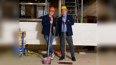 Pfarrer Andreas Lay und Pfarrer Wolfram Nugel (v.l.) vor einem der Balken, der zum Einbau in der Emmauskirche bereitliegt. (Foto: Emmauskirche)