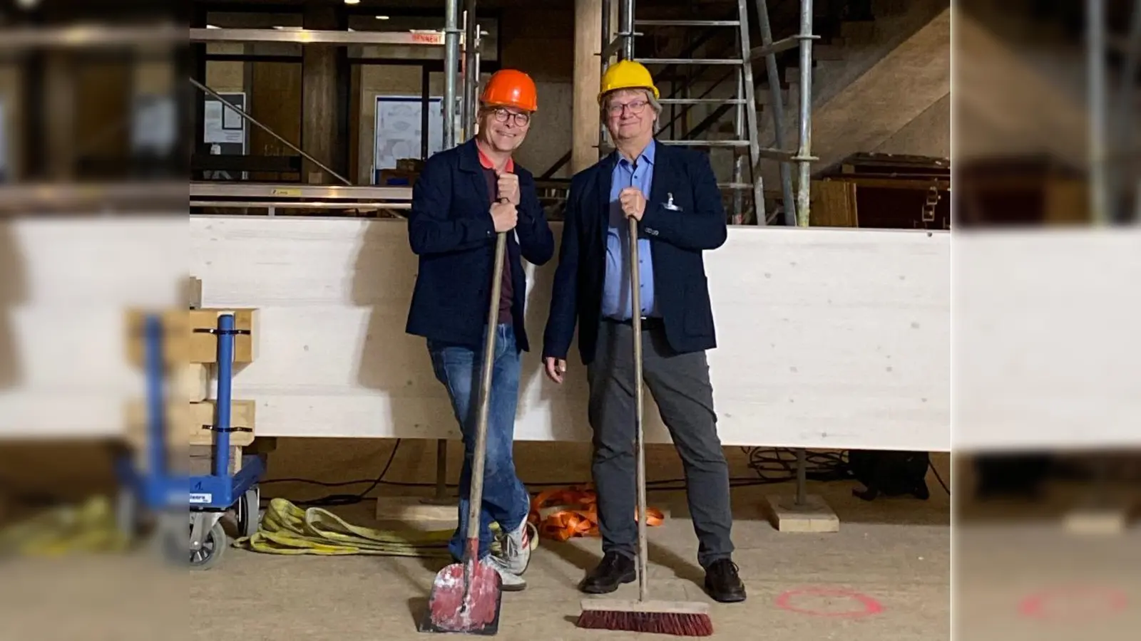 Pfarrer Andreas Lay und Pfarrer Wolfram Nugel (v.l.) vor einem der Balken, der zum Einbau in der Emmauskirche bereitliegt. (Foto: Emmauskirche)