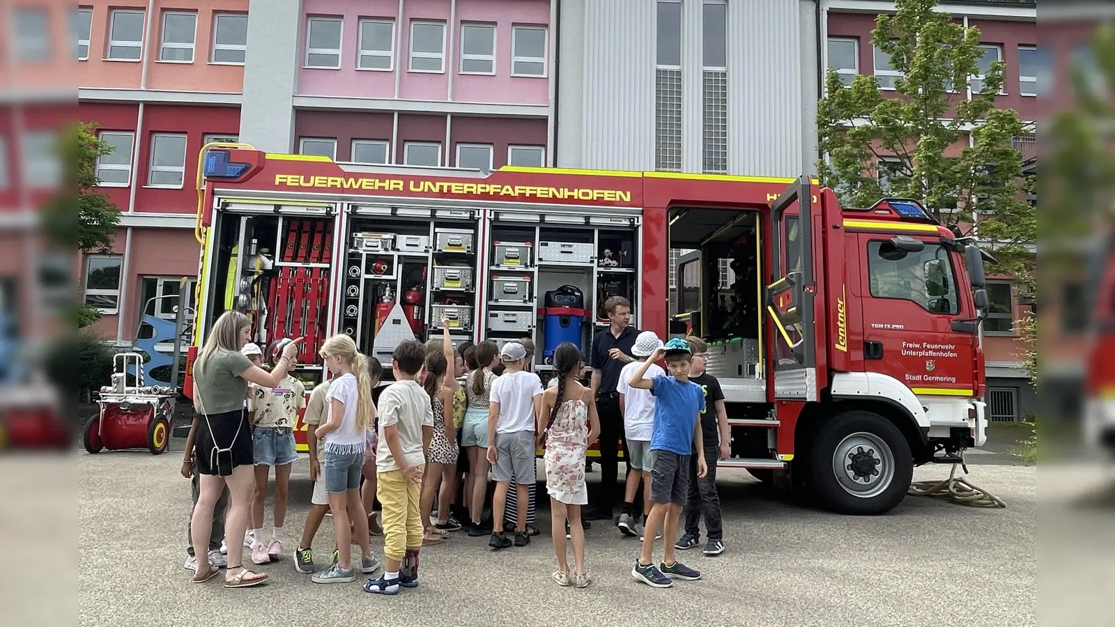 Viele Fragen hatten die Schulkinder zum Innenleben des Feuerwehrfahrzeugs. (Foto: pst)