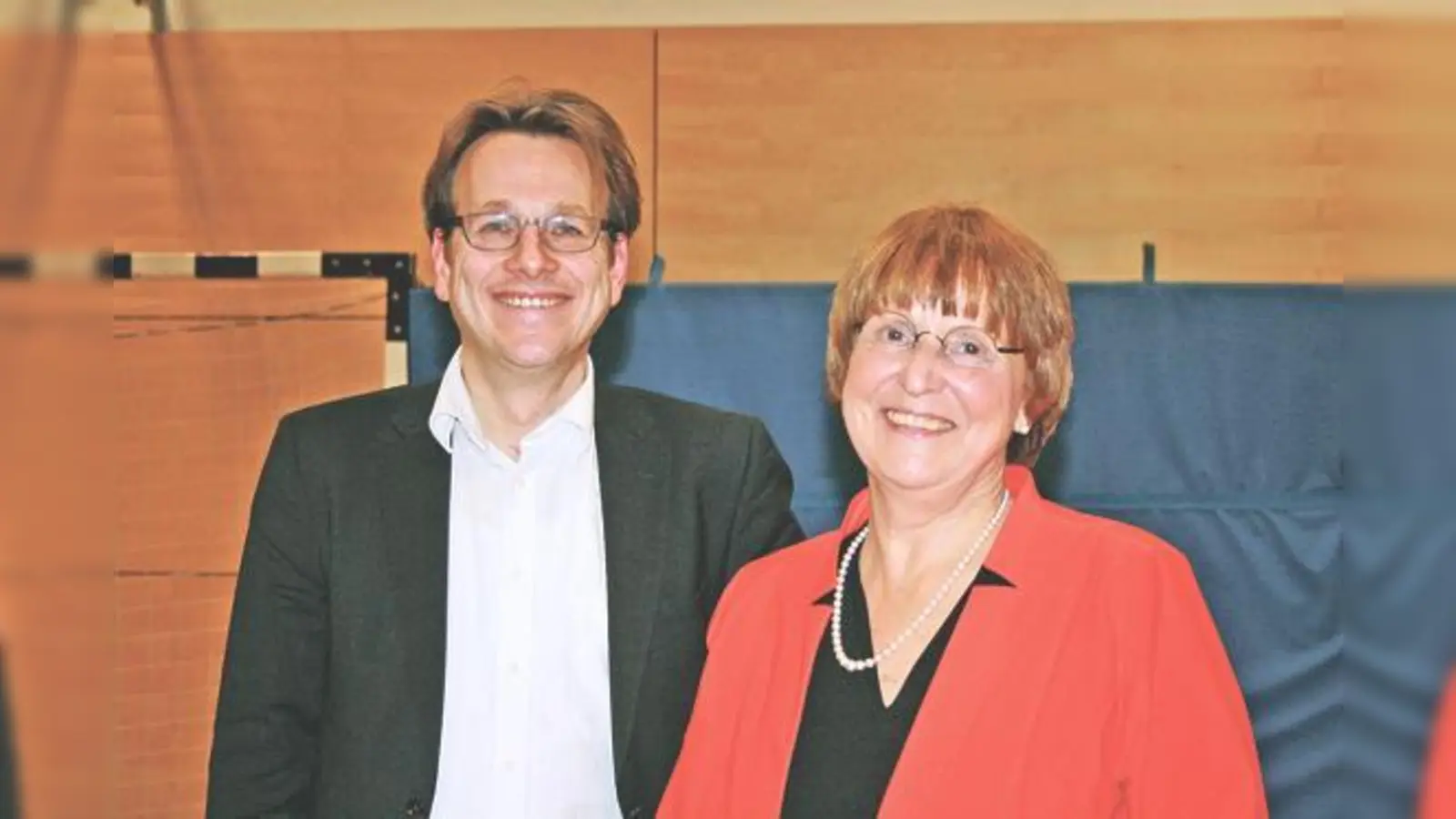 Stadtrat Florian Roth (Grüne), der die Versammlung Moderierte, und Adelheid Dietz Will, in der Turnhalle des Pestalozzigymnasiums.	 (Foto: js)