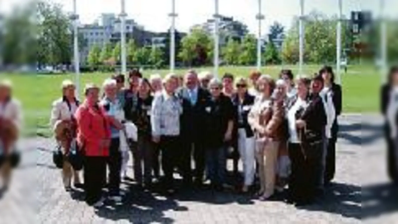 Herbert Frankenhauser mit den Teilnehmerinnen der Reisegruppe in Straßburg. 	 (Foto: VA)