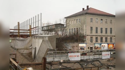 Über der Offenbachstraße steht schon ein Teil der Lärmschutzwand. Bei NUP-Übergabe Ende 2012 wird die vier Meter hohe Wand insgesamt zwei Kilometer lang durch Pasing führen. (Foto: US)