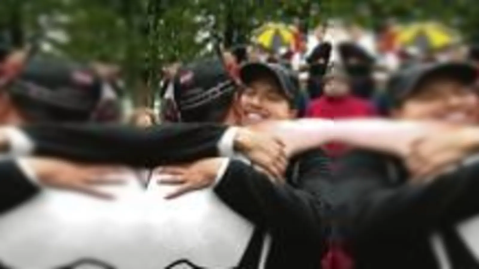 Nach dem Triathlon lag sich das frisch vermählte Paar glücklich in den Armen.  (Foto: Frenz)